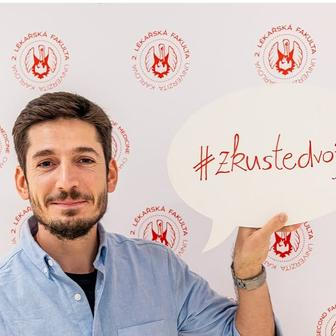 Cyril „Děckař“ Matějka je hrdým absolventem 2. lékařské fakulty.