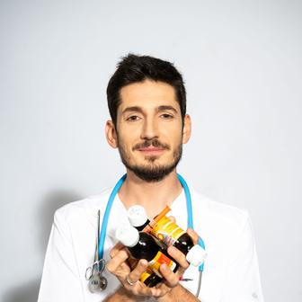 Dávkování Nurofenu, které je na obalech už roky špatně, je jedním z „oblíbených“ témat videí Cyrila Matějky.