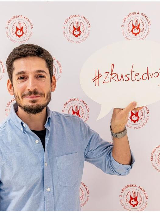 Cyril „Děckař“ Matějka je hrdým absolventem 2. lékařské fakulty.
