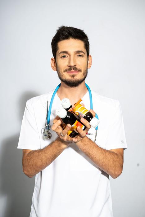 Dávkování Nurofenu, které je na obalech už roky špatně, je jedním z „oblíbených“ témat videí Cyrila Matějky.