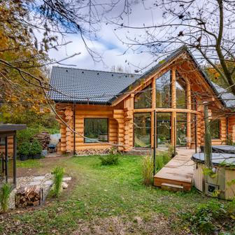 Jedna z teras nabízí k využití luxusní nerezový bazén.
