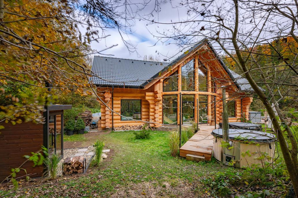 Jedna z teras nabízí k využití luxusní nerezový bazén.