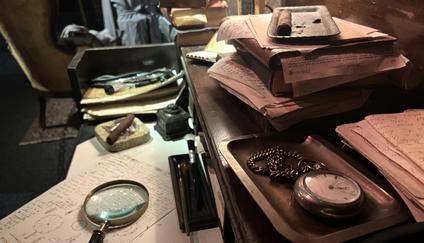 Stal se zločin a tentokrát nebude stačit jen přihlížet. Vyšetřovat budete vy - na výstavě Sherlock Holmes: The Exhibition v pražské Bílé Labuti.