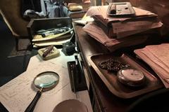 Stal se zločin a tentokrát nebude stačit jen přihlížet. Vyšetřovat budete vy - na výstavě Sherlock Holmes: The Exhibition v pražské Bílé Labuti.