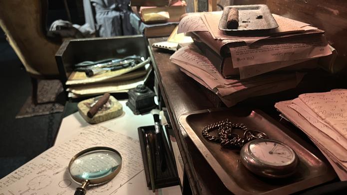 Stal se zločin a tentokrát nebude stačit jen přihlížet. Vyšetřovat budete vy - na výstavě Sherlock Holmes: The Exhibition v pražské Bílé Labuti.
