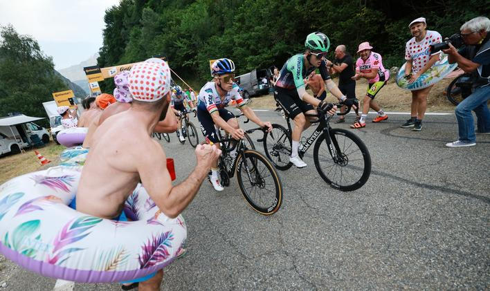 Remco Evenepoel a Paul Seixas v šesté etapě Tour de France 2026