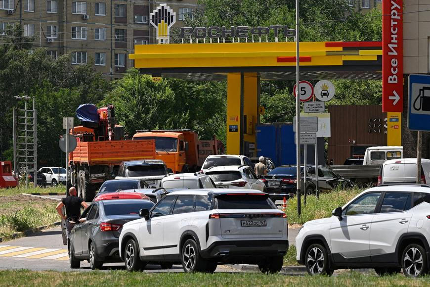 Rusové se vracejí o sto let zpátky. Z aut přesedají na koně, kvůli nedostatku benzinu
