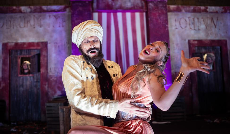 Premiérou letošních Letních shakespearovských slavností je Komedie omylů v režii Vojtěcha Štěpánka.