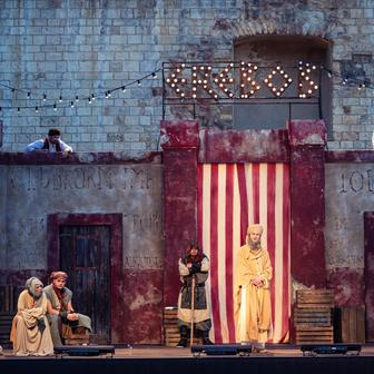 Premiérou letošních Letních shakespearovských slavností je Komedie omylů v režii Vojtěcha Štěpánka.