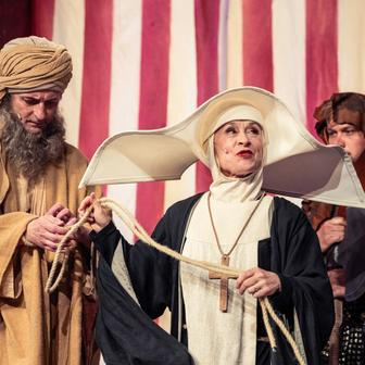 Premiérou letošních Letních shakespearovských slavností je Komedie omylů v režii Vojtěcha Štěpánka.