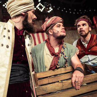 Premiérou letošních Letních shakespearovských slavností je Komedie omylů v režii Vojtěcha Štěpánka.