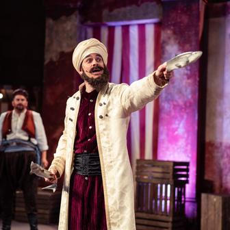 Premiérou letošních Letních shakespearovských slavností je Komedie omylů v režii Vojtěcha Štěpánka.