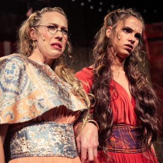 Premiérou letošních Letních shakespearovských slavností je Komedie omylů v režii Vojtěcha Štěpánka.