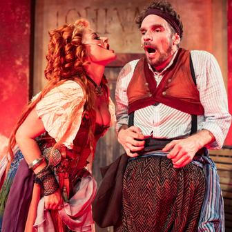 Premiérou letošních Letních shakespearovských slavností je Komedie omylů v režii Vojtěcha Štěpánka.