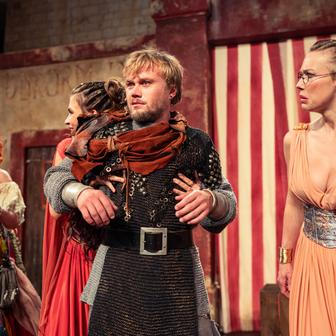 Premiérou letošních Letních shakespearovských slavností je Komedie omylů v režii Vojtěcha Štěpánka.