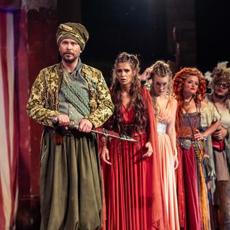 Premiérou letošních Letních shakespearovských slavností je Komedie omylů v režii Vojtěcha Štěpánka.