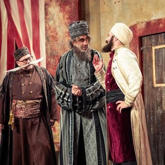 Premiérou letošních Letních shakespearovských slavností je Komedie omylů v režii Vojtěcha Štěpánka.