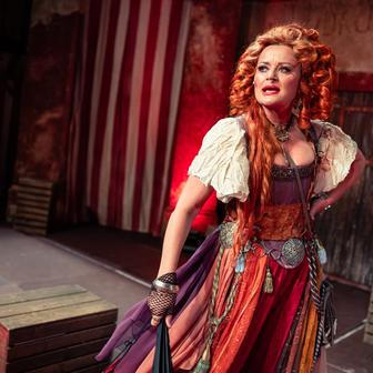 Premiérou letošních Letních shakespearovských slavností je Komedie omylů v režii Vojtěcha Štěpánka.