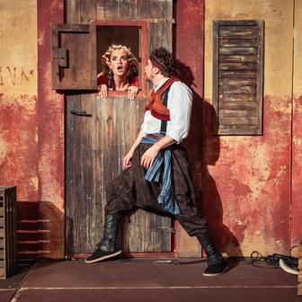 Premiérou letošních Letních shakespearovských slavností je Komedie omylů v režii Vojtěcha Štěpánka.