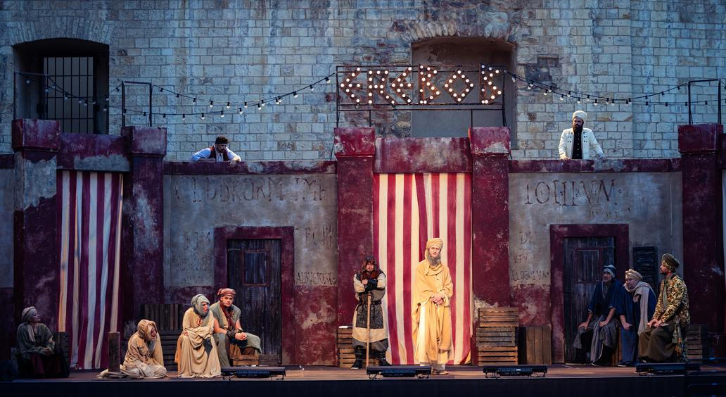 Premiérou letošních Letních shakespearovských slavností je Komedie omylů v režii Vojtěcha Štěpánka.