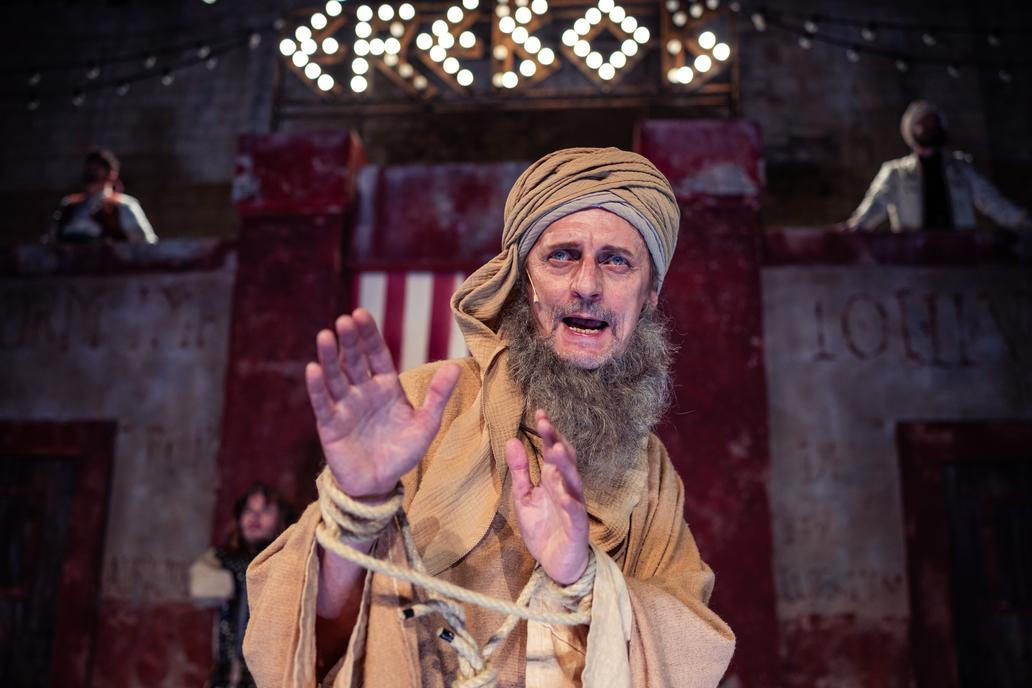 Premiérou letošních Letních shakespearovských slavností je Komedie omylů v režii Vojtěcha Štěpánka.