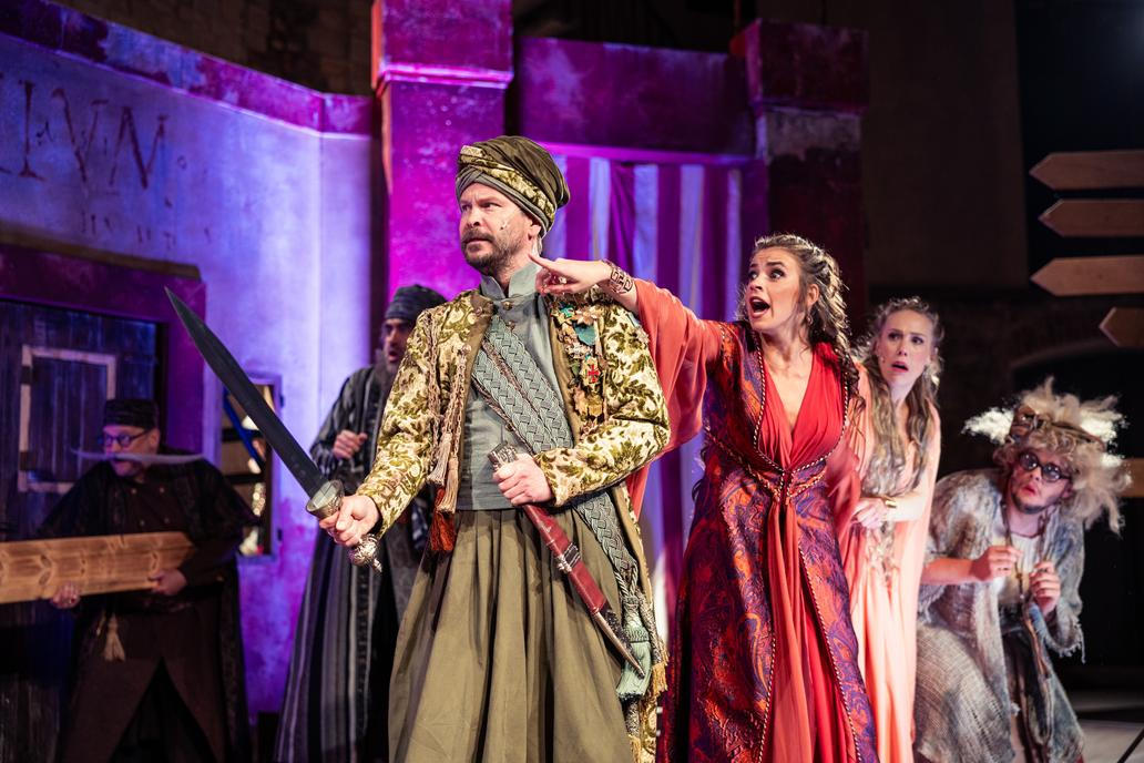 Premiérou letošních Letních shakespearovských slavností je Komedie omylů v režii Vojtěcha Štěpánka.