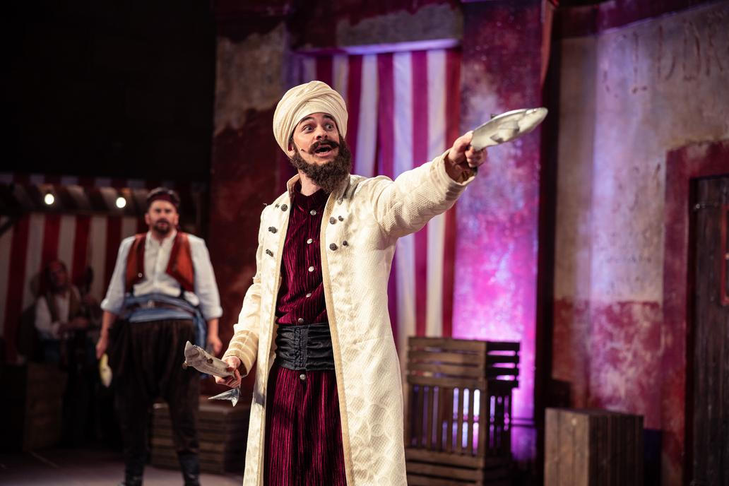 Premiérou letošních Letních shakespearovských slavností je Komedie omylů v režii Vojtěcha Štěpánka.