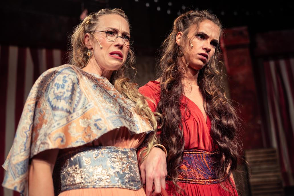 Premiérou letošních Letních shakespearovských slavností je Komedie omylů v režii Vojtěcha Štěpánka.