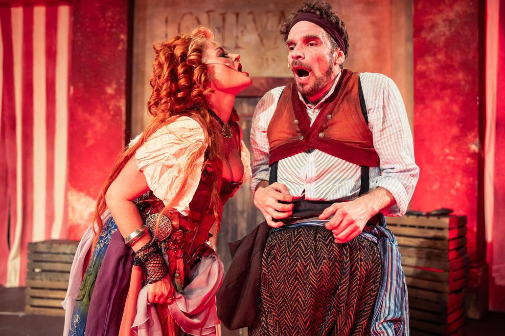Premiérou letošních Letních shakespearovských slavností je Komedie omylů v režii Vojtěcha Štěpánka.