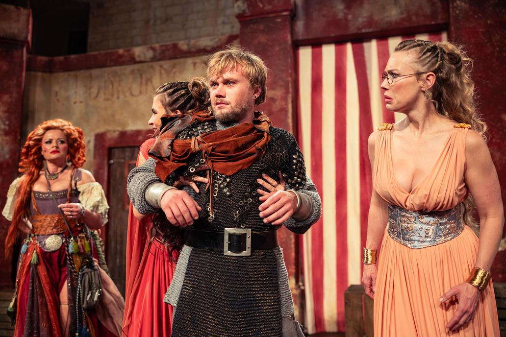 Premiérou letošních Letních shakespearovských slavností je Komedie omylů v režii Vojtěcha Štěpánka.