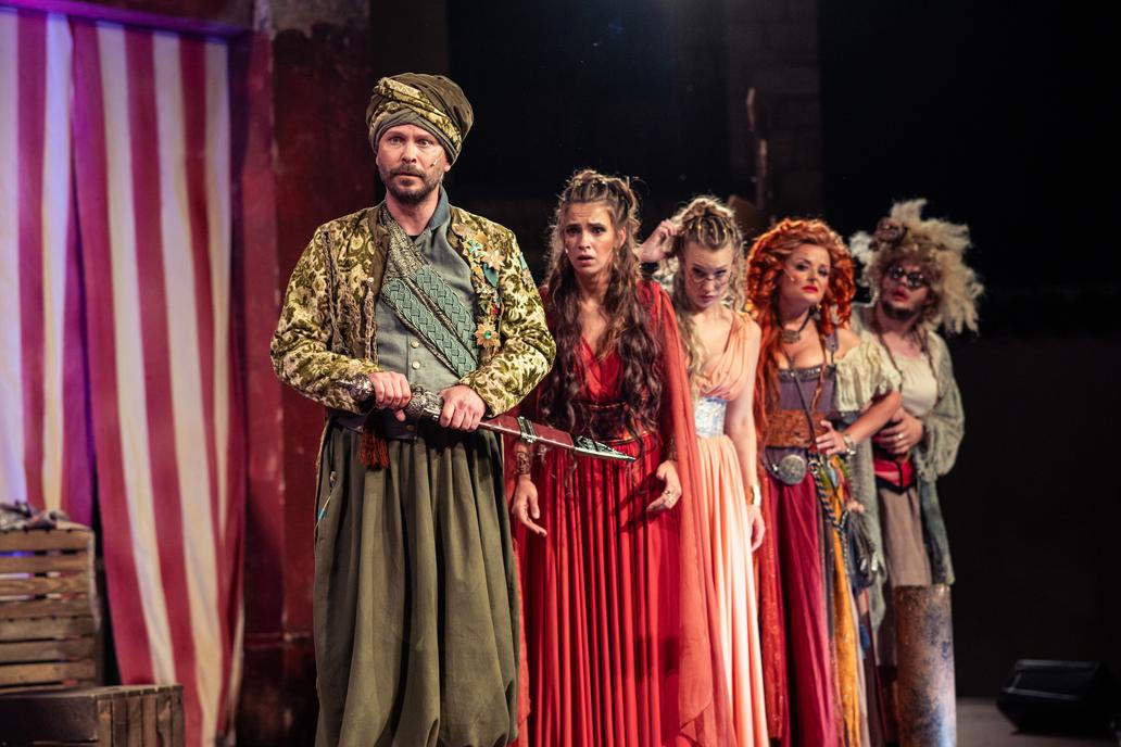 Premiérou letošních Letních shakespearovských slavností je Komedie omylů v režii Vojtěcha Štěpánka.