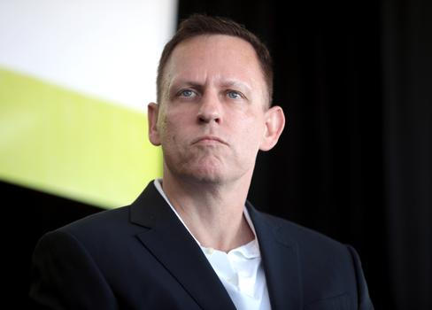 Americký miliardář a podnikatel Peter Thiel je jedním ze spoluzakladatelů společnosti PayPal a také prvním externím investorem do sociální sítě Facebook.