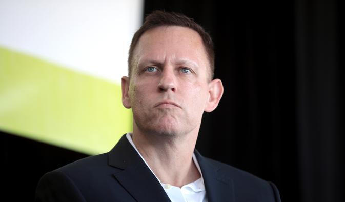 Americký miliardář a podnikatel Peter Thiel je jedním ze spoluzakladatelů společnosti PayPal a také prvním externím investorem do sociální sítě Facebook.