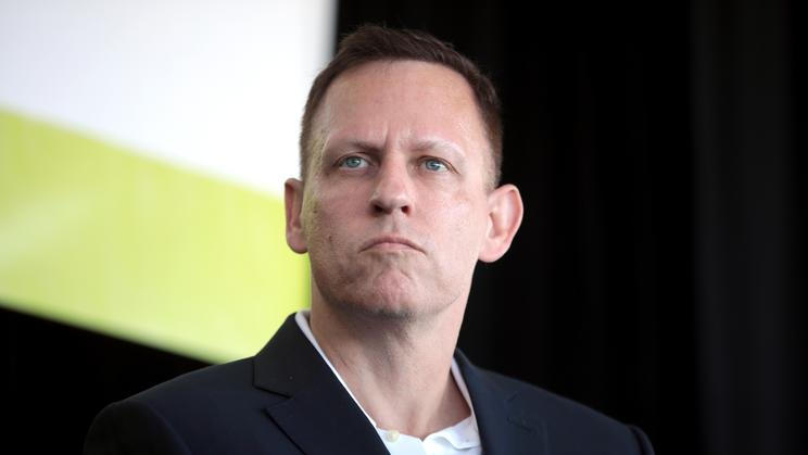 Americký miliardář a podnikatel Peter Thiel je jedním ze spoluzakladatelů společnosti PayPal a také prvním externím investorem do sociální sítě Facebook.