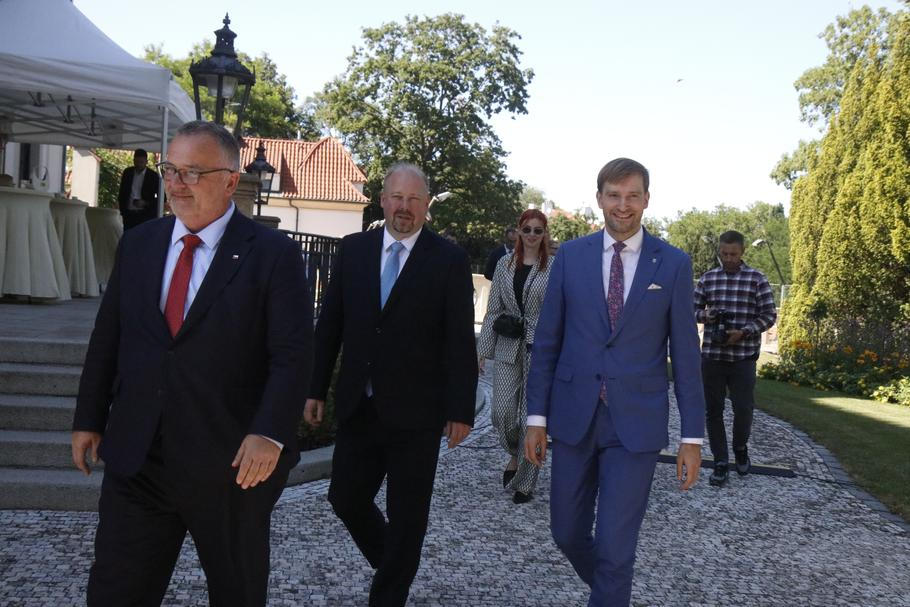Někteří členové vlády v dobré náladě v okamžiku, kdy přicházeli 9. července 2026 prezentovat výsledky kabinetu.