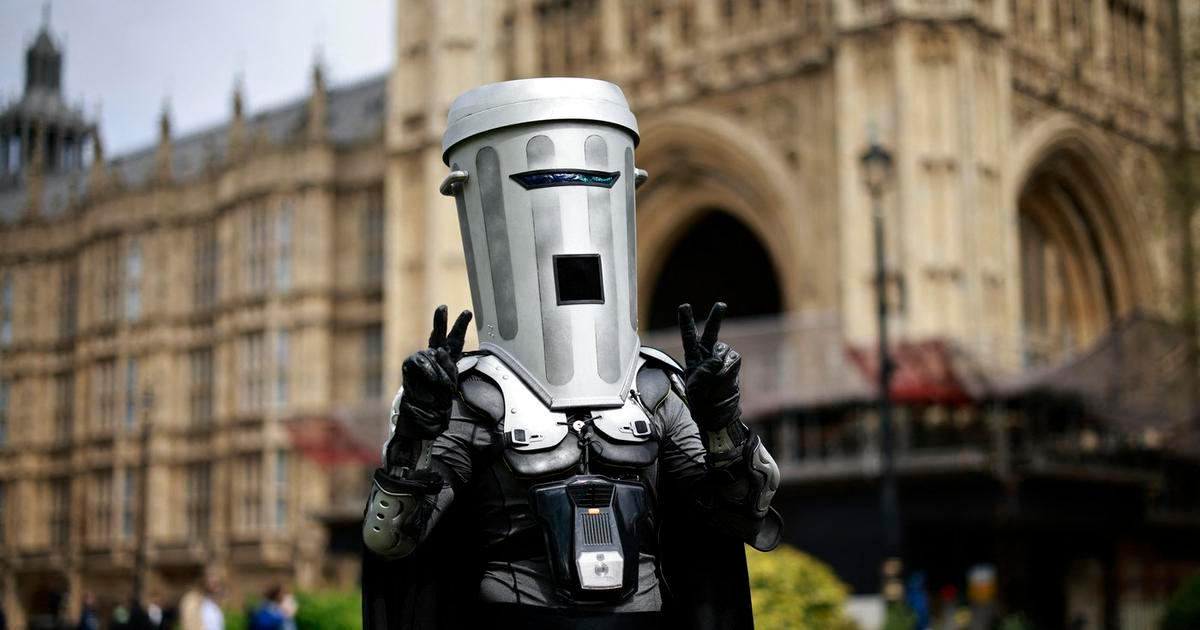 Je mu 5900 let a chce zakázat popcorn v kinech. Teď vyzve favorita britských voleb