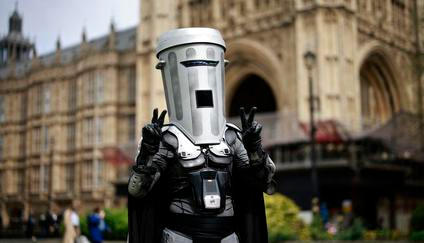 Count Binface pózující před Westminsterským opatstvím.