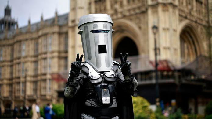 Count Binface pózující před Westminsterským opatstvím.