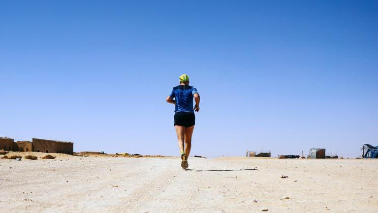 Runner,Crossing,The,Sahara,Desert