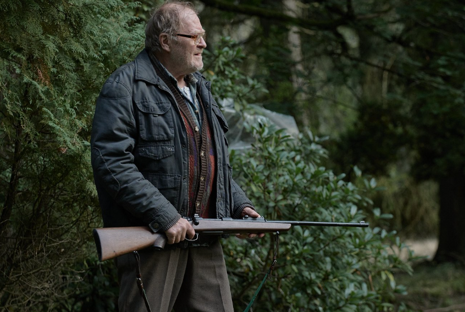 Jan Vlasák jako podivínský otec - prepper ve filmu Divočina (2026).
