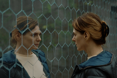 Klára Issová v roli Marty, která i s dětmi utíká od násilnického manžela ve filmu Divočina (2026).