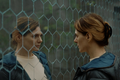 Klára Issová v roli Marty, která i s dětmi utíká od násilnického manžela ve filmu Divočina (2026).