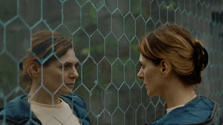 Klára Issová v roli Marty, která i s dětmi utíká od násilnického manžela ve filmu Divočina (2026).