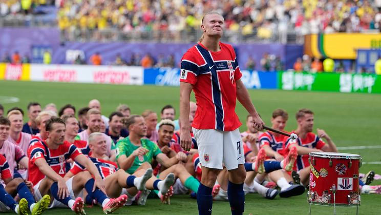 Erling Haaland vede oslavu Norů po postupu z osmifinále MS přes Brazílii.