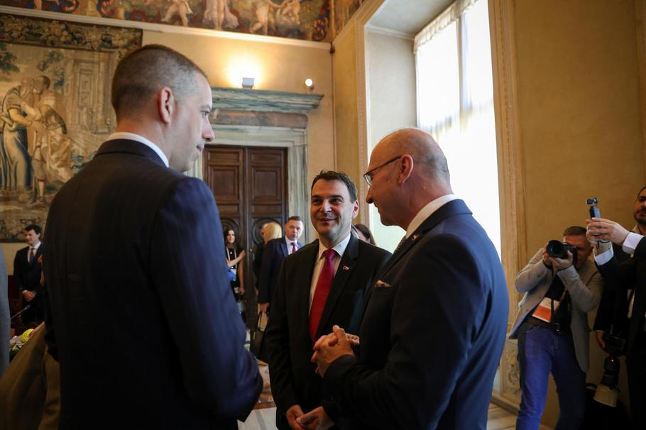 Po příletu do rozpáleného Říma následovalo přivítání s evropskými kolegy. Ve Villa Madama se sešli ministři zahraničí členských i kandidátských zemí Evropské unie