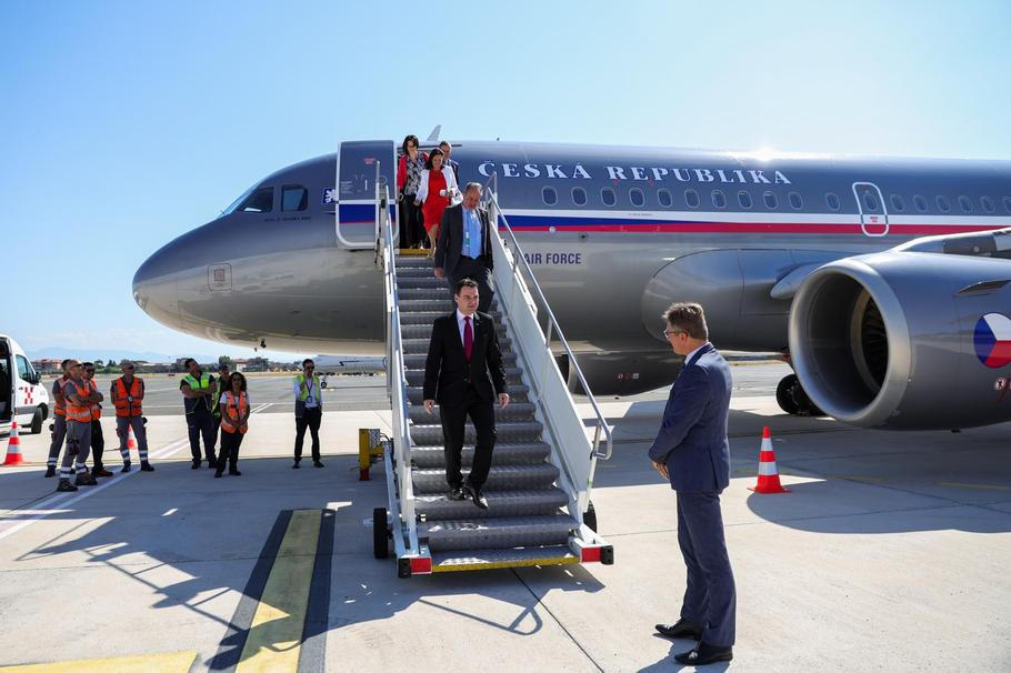Ještě ve středu summit NATO v Ankaře, o dva dny později už Petr Macinka vyrážel z pražských Kbel na další zahraniční cestu. Tentokrát do Říma.