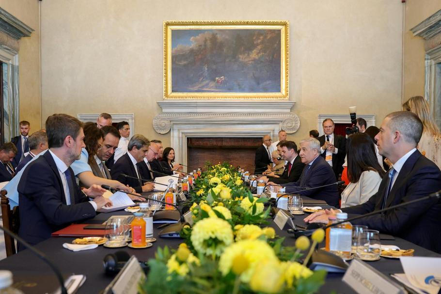 Pod renesančními freskami Villa Madama se debatovalo o budoucím rozšíření Evropské unie. Macinka varoval, že ve smlouvách nesmí zůstat prostor pro „trojské koně“.