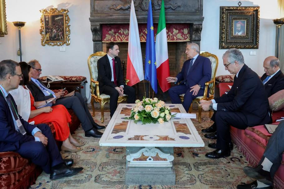 Vedle společného jednání patřila značná část programu i bilaterálním schůzkám. Jednu z nich Macinka absolvoval s hostitelem setkání, italským ministrem zahraničí Antoniem Tajanim.
