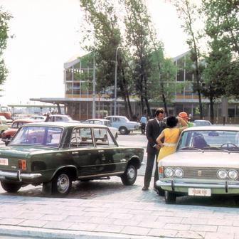 Dostala proto hybrid se starší technikou a interiérem, ale moderní karoserií a třeba kotoučovými brzdami na všech kolech.