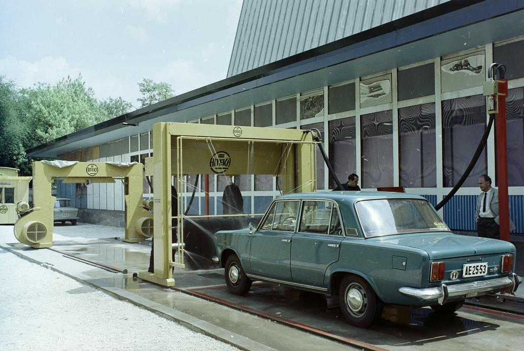 Auto se nabízelo s benzinovou třináctistovkou, později došlo i na větší patnáctistovku.